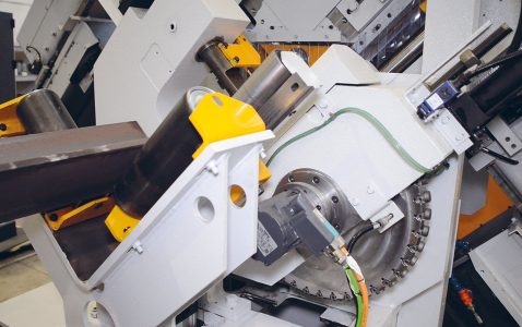 tipo-d50_Prima-del-taglio-a-misura,-una-marcatrice-programmabile-da-CNC-permette-di-marcare-automaticamente-i-pezzi-per-una-facile-identificazione-dei-componenti