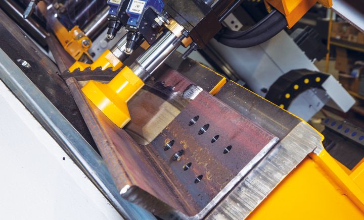 La TIPO D50-F è dotata di una segatrice a disco orientabile con inserti in carburo per offrire la massima produttività. La segatrice si orienta automaticamente per eseguire tagli inclinati fino a 60° in entrambe le direzioni.