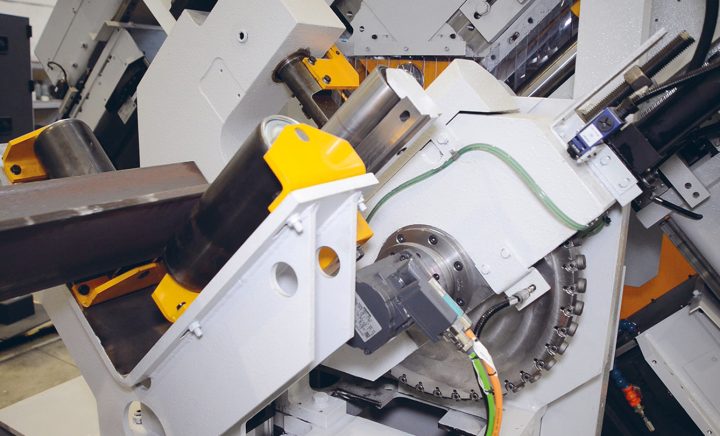 Prima del taglio a misura, una marcatrice programmabile da CNC permette di marcare automaticamente i pezzi per una facile identificazione dei componenti.